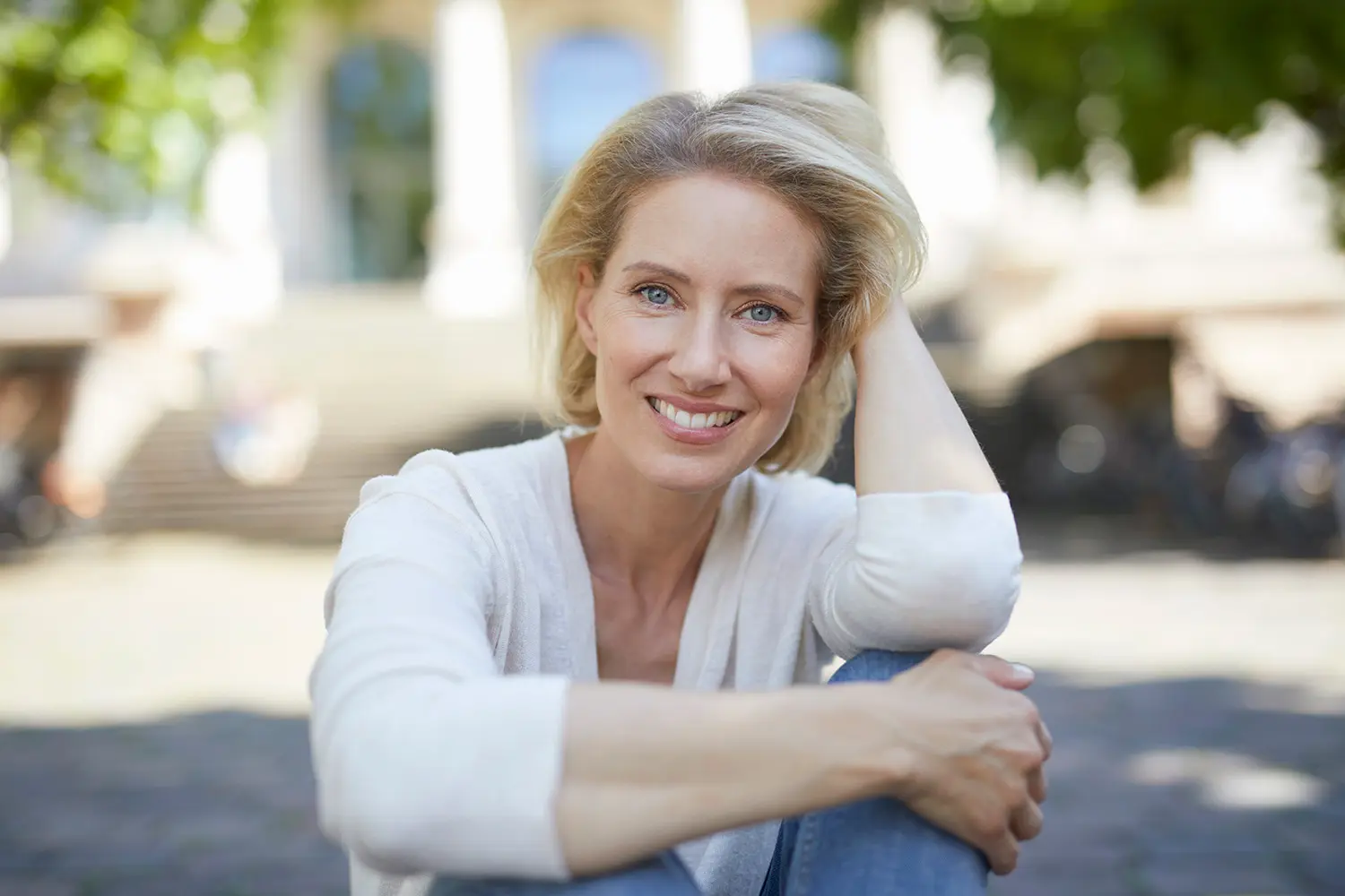 portrait-of-smiling-blond-woman-with-hand